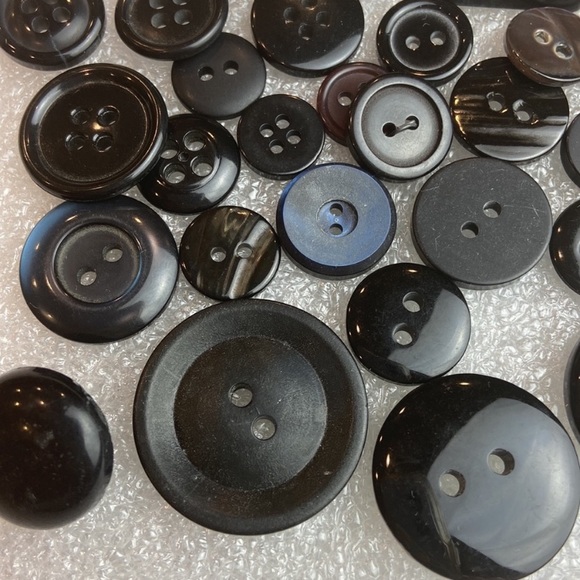 Vintage 36 black buttons a variety of shapes and sizes - Picture 5 of 7